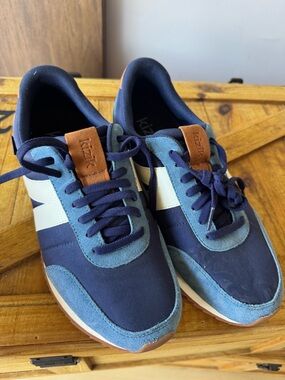 Brand new Men's Kizik Navy & Light Blue Runner Sneakers